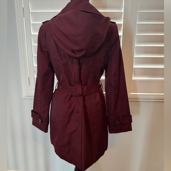 🍷 London Fog Burgundy Trench Coat with Hood – Women’s PM (Petite Medium) - Picture 4 of 6